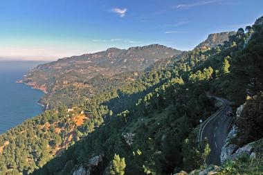 Hornatá Tramuntana na Mallorce svažující se k moři